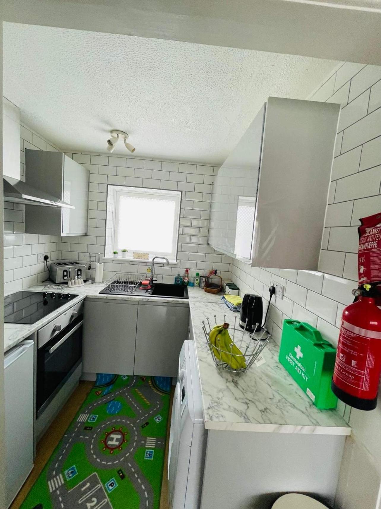 Sea View 3-bed Heated Pool Eat Bar Kids Park *