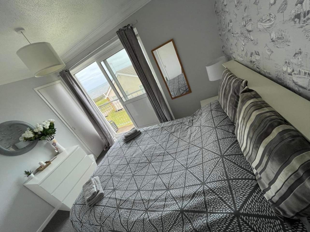 Sea View 3-bed Heated Pool Eat Bar Kids Park *