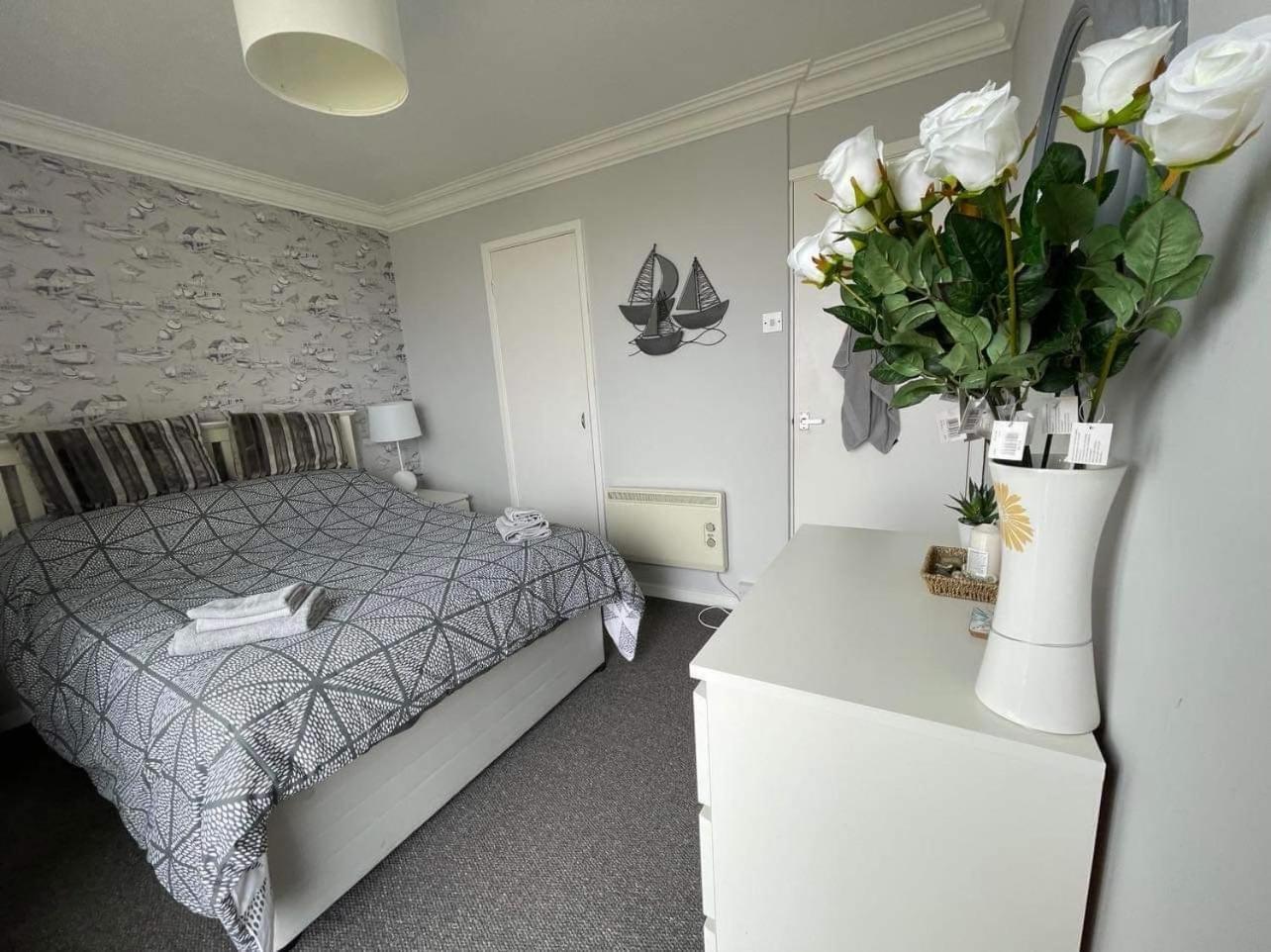 Sea View 3-bed Heated Pool Eat Bar Kids Park *